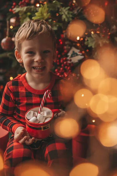 Happy Kleine Jongen Dromer Wachten Wonder Kerstman Genieten Van Zoetigheid — Stockfoto