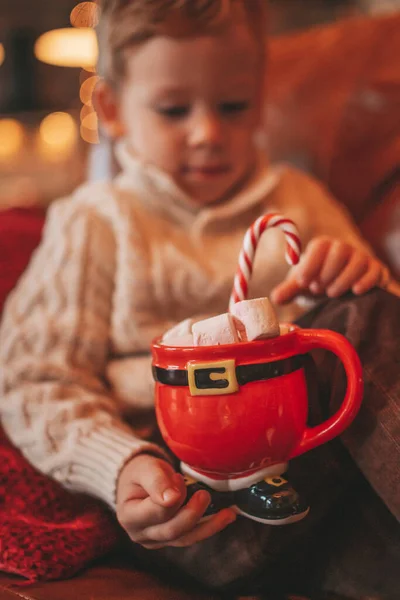 Glad Lille Dreng Drømmer Venter Mirakel Santa Nyde Slik Farve - Stock-foto