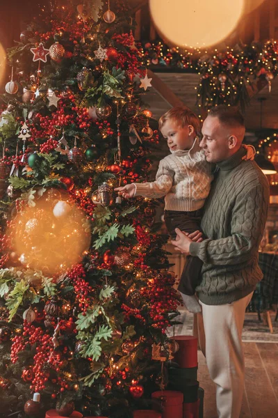 Gülümse Küçük Çocuk Baba Içeride Noel Baba Beklerken Kucaklaşıp Öpüşüyorlar — Stok fotoğraf
