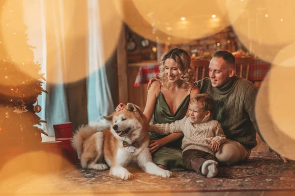 Retrato Família Feliz Camisolas Bege Malha Esperando Santa Indoor Com — Fotografia de Stock