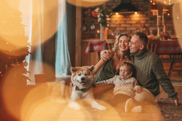 Portrait Happy Family Knitted Beige Sweaters Waiting Santa Indoor Akita — Stock Photo, Image
