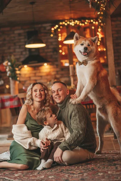 Πορτρέτο Της Ευτυχισμένης Οικογένειας Πλεκτό Μπεζ Πουλόβερ Περιμένει Σάντα Εσωτερική — Φωτογραφία Αρχείου