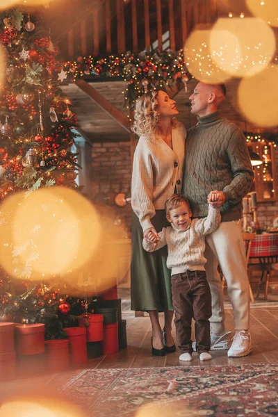 Retrato Familia Feliz Suéteres Beige Punto Esperando Santa Interior Sonrientes —  Fotos de Stock