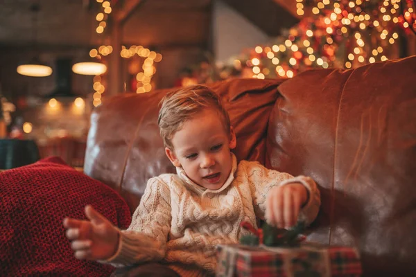 Úsměv Malé Dítě Aktivní Baví Čekání Zázrak Santa Otevřené Dárky — Stock fotografie