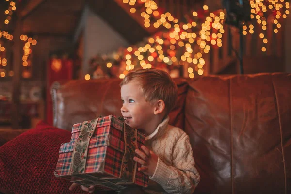Senyum Anak Kecil Yang Aktif Bersenang Senang Menunggu Keajaiban Santa — Stok Foto