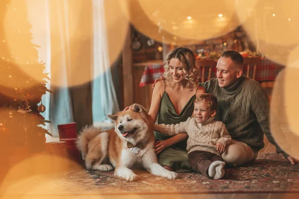Retrato Família Feliz Camisolas Bege Malha Esperando Santa Indoor Com — Fotografia de Stock