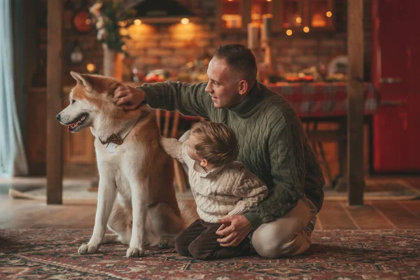 Retrato Familia Feliz Suéteres Beige Punto Esperando Santa Interior Con —  Fotos de Stock