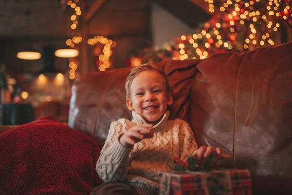Lächeln Kleines Aktives Kind Das Spaß Daran Hat Auf Wundersame — Stockfoto