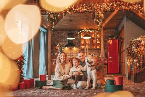 Retrato Familia Feliz Suéteres Beige Punto Esperando Santa Interior Con — Foto de Stock