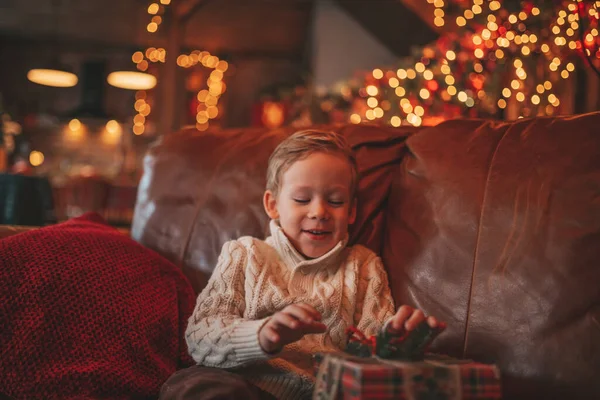 Gülümse Küçük Çocuk Noel Baba Nın Hediyelerini Açmasını Beklerken Eğleniyor — Stok fotoğraf