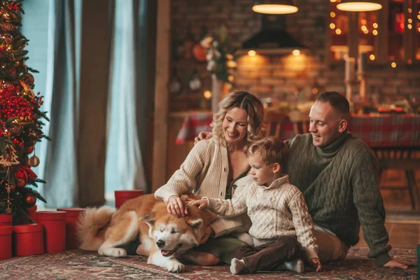 Retrato Familia Feliz Suéteres Beige Punto Esperando Santa Interior Con —  Fotos de Stock