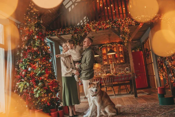 Retrato Familia Feliz Suéteres Beige Punto Esperando Santa Interior Con — Foto de Stock