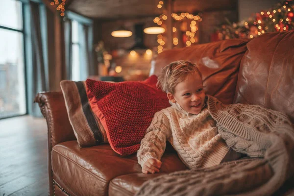 Gülümse Küçük Çocuk Hareket Halinde Eğleniyor Hayalperest Mucize Noel Baba — Stok fotoğraf
