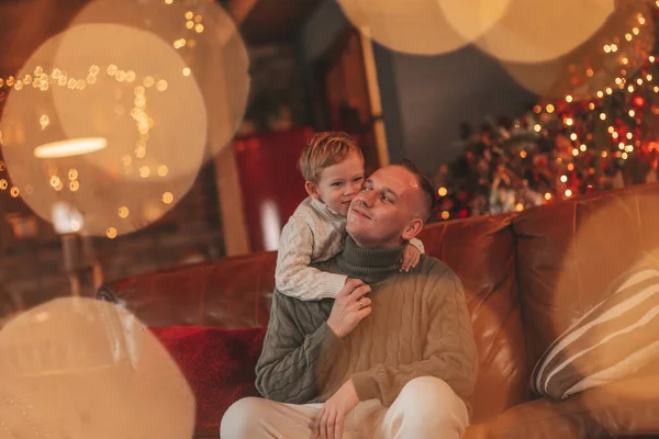 Gülümse Küçük Çocuk Baba Içeride Noel Baba Beklerken Kucaklaşıp Öpüşüyorlar — Stok fotoğraf