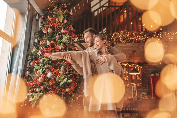 Retrato Jovem Casal Encantador Abraçando Véspera Interior Dezembro Amantes Rindo — Fotografia de Stock