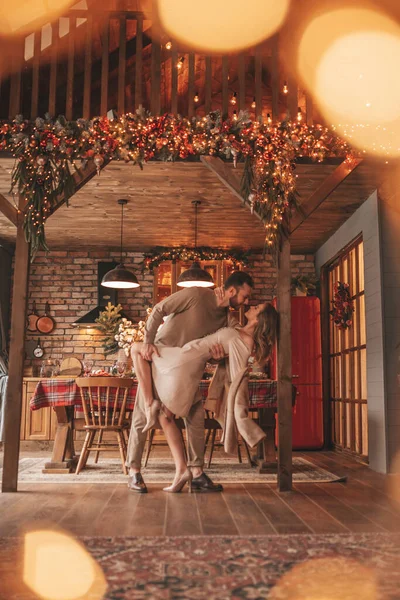 Aralık Arifesinde Evde Kucaklaşan Güzel Bir Çiftin Portresi Aşıklar Gülüyor — Stok fotoğraf