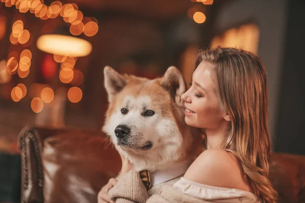 Retrato Jovem Casal Encantador Abraçando Véspera Interior Dezembro Com Cão — Fotografia de Stock