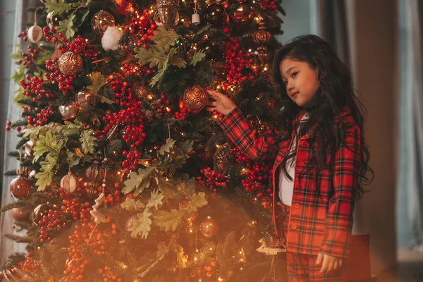 Glückliche Süße Kleine Träumerin Aus Japan Wartet Wunder Vom Weihnachtsmann — Stockfoto