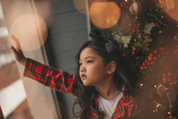 Selamat Jepang Gadis Kecil Pemimpi Melihat Melalui Jendela Dan Menunggu — Stok Foto