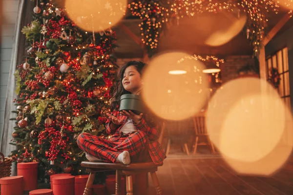 Felice Giappone Bambina Sognatore Attesa Miracolo Santa Posa Sul Pavimento — Foto Stock