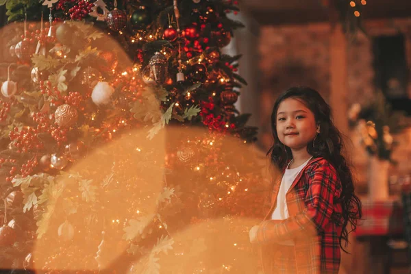 Šťastné Roztomilé Japonsko Holčička Snílek Čeká Zázrak Santa Představuje Zdobí — Stock fotografie