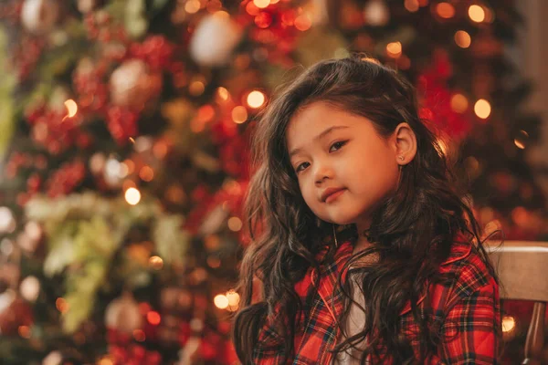 Glückliches Japanisches Kleines Mädchen Träumt Und Schaut Vom Weihnachtsmann Weg — Stockfoto
