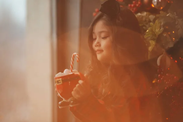 Happy Japon Petite Fille Rêveuse Attente Miracle Santa Profiter Bonbons — Photo