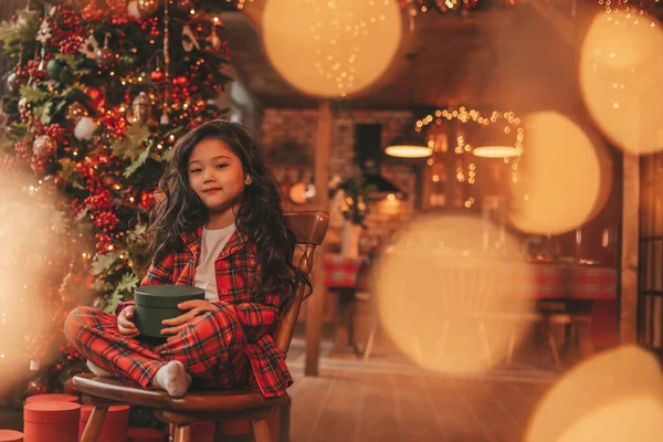 Šťastné Japonsko Malá Dívka Snílek Čeká Zázrak Santa Pózování Podlaze — Stock fotografie
