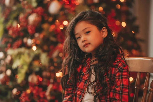 Feliz Japão Sonhador Menina Olhando Para Longe Esperando Milagre Santa — Fotografia de Stock