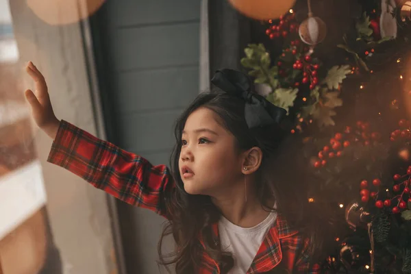 Feliz Japão Sonhador Menina Olhando Através Janela Esperando Milagre Santa — Fotografia de Stock