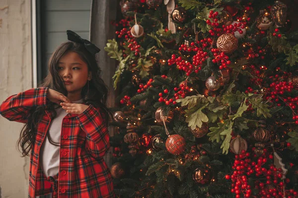 Glad Söt Japansk Liten Flicka Drömmare Väntar Mirakel Från Santa — Stockfoto