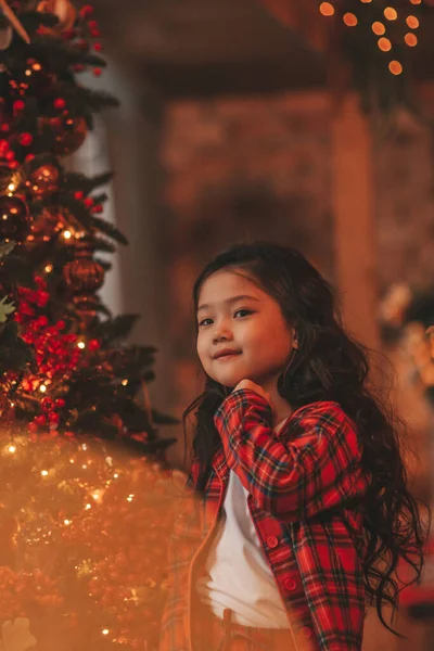 Feliz Linda Niña Japonesa Soñadora Esperando Milagro Santa Posando Decora —  Fotos de Stock