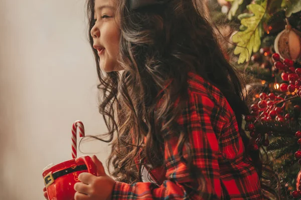 Feliz Niña Japonesa Soñadora Esperando Milagro Santa Disfrutar Dulces Cerca —  Fotos de Stock