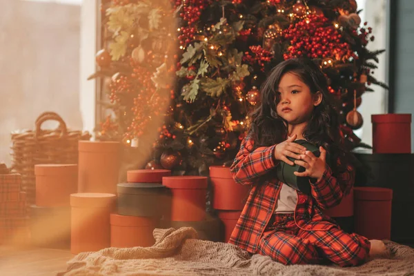 Gelukkig Japans Meisje Dromer Wachten Wonder Van Kerstman Poseren Vloer — Stockfoto