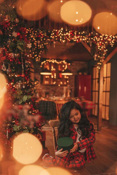 Feliz Japão Sonhador Menina Esperando Milagre Santa Posando Chão Perto — Fotografia de Stock