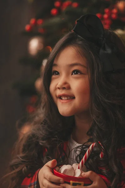 Счастливая Японская Маленькая Девочка Мечтатель Ждет Чудо Санта Наслаждаться Сладостями — стоковое фото
