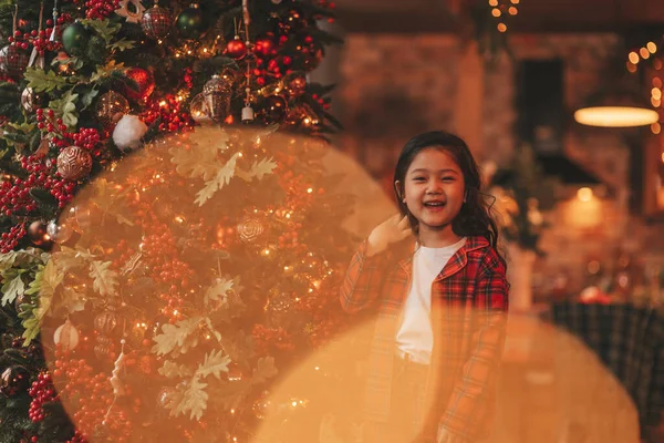 Gelukkig Schattig Japans Meisje Dromer Wachten Wonder Van Kerstman Poseren — Stockfoto