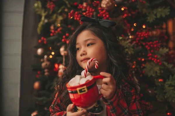 Mucize Bekleyen Küçük Japon Hayalperest Kız Noel Baba Noel Ağacının — Stok fotoğraf