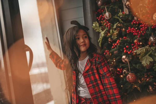Šťastné Japonsko Holčička Snílek Dívá Oknem Čeká Zázrak Santa Pózování — Stock fotografie