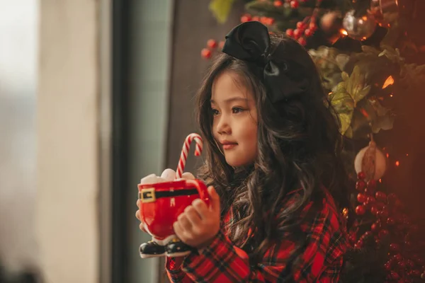 Szczęśliwy Japoński Dziewczynka Marzyciel Czeka Cud Mikołaj Cieszyć Słodycze Pobliżu — Zdjęcie stockowe