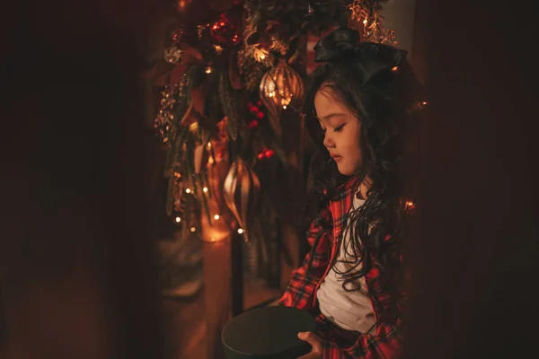 Glückliche Kleine Träumerin Aus Japan Wartet Auf Wunder Vom Weihnachtsmann — Stockfoto