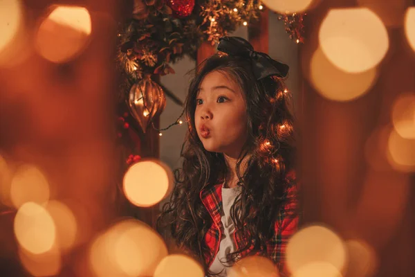 Glad Japansk Liten Flicka Drömmare Väntar Mirakel Från Santa Poserar — Stockfoto