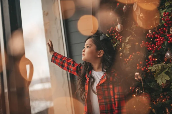 Glad Japansk Liten Flicka Drömmare Tittar Genom Fönstret Och Väntar — Stockfoto