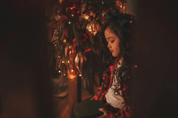 Šťastné Japonsko Malá Dívka Snílek Čeká Zázrak Santa Pózování Schodech — Stock fotografie