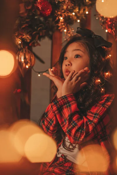 Gelukkig Japans Meisje Dromer Wachten Wonder Van Kerstman Poseren Stappen — Stockfoto