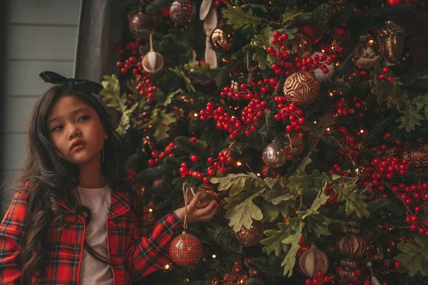 Glad Söt Japansk Liten Flicka Drömmare Väntar Mirakel Från Santa — Stockfoto