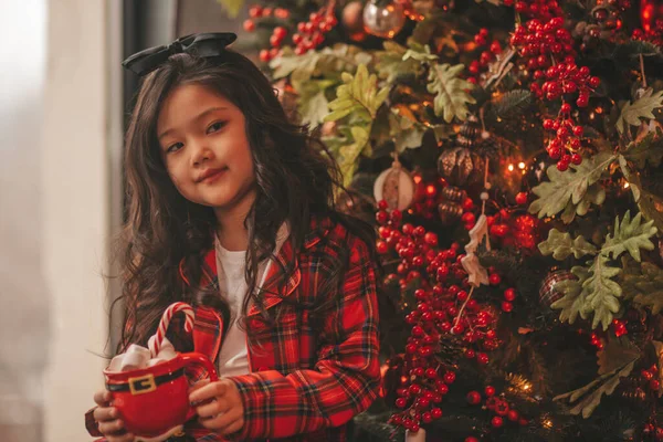 Felice Giappone Bambina Sognatore Attesa Miracolo Babbo Natale Godere Dolci — Foto Stock
