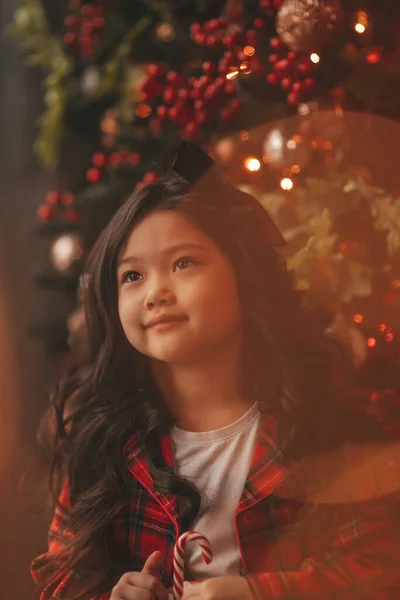 Glückliches Japanisches Kleines Mädchen Träumt Vom Weihnachtsmann Und Genießt Süßigkeiten — Stockfoto