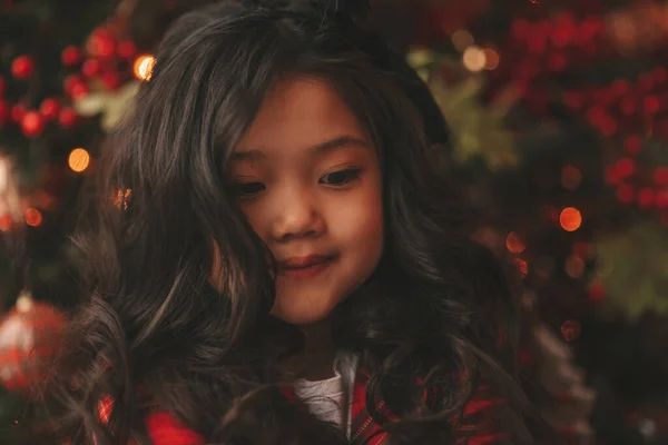 Glückliches Japanisches Kleines Mädchen Träumt Und Schaut Vom Weihnachtsmann Weg — Stockfoto