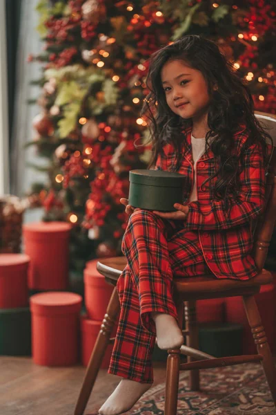 Gelukkig Japans Meisje Dromer Wachten Wonder Van Kerstman Poseren Vloer — Stockfoto